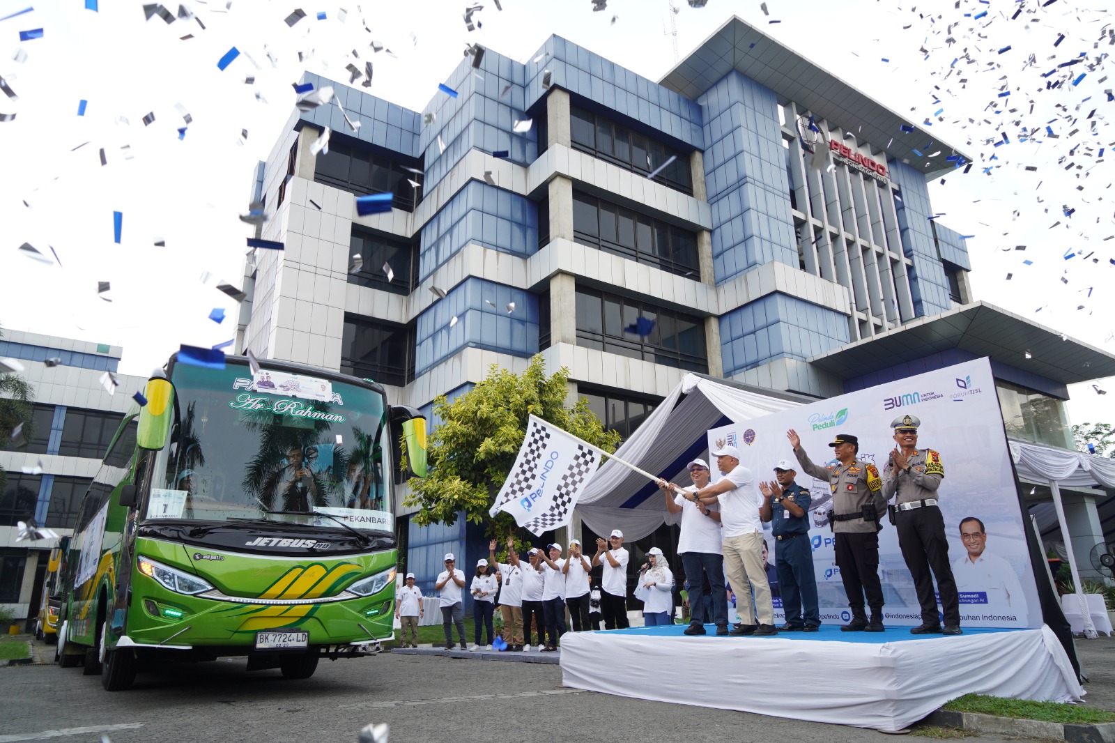PELINDO GROUP GELAR MUDIK GRATIS 2024, PELINDO MULTI TERMINAL BERANGKATKAN 400 PEMUDIK MERAYAKAN IDUL FITRI 1445 H KE KAMPUNG HALAMAN
