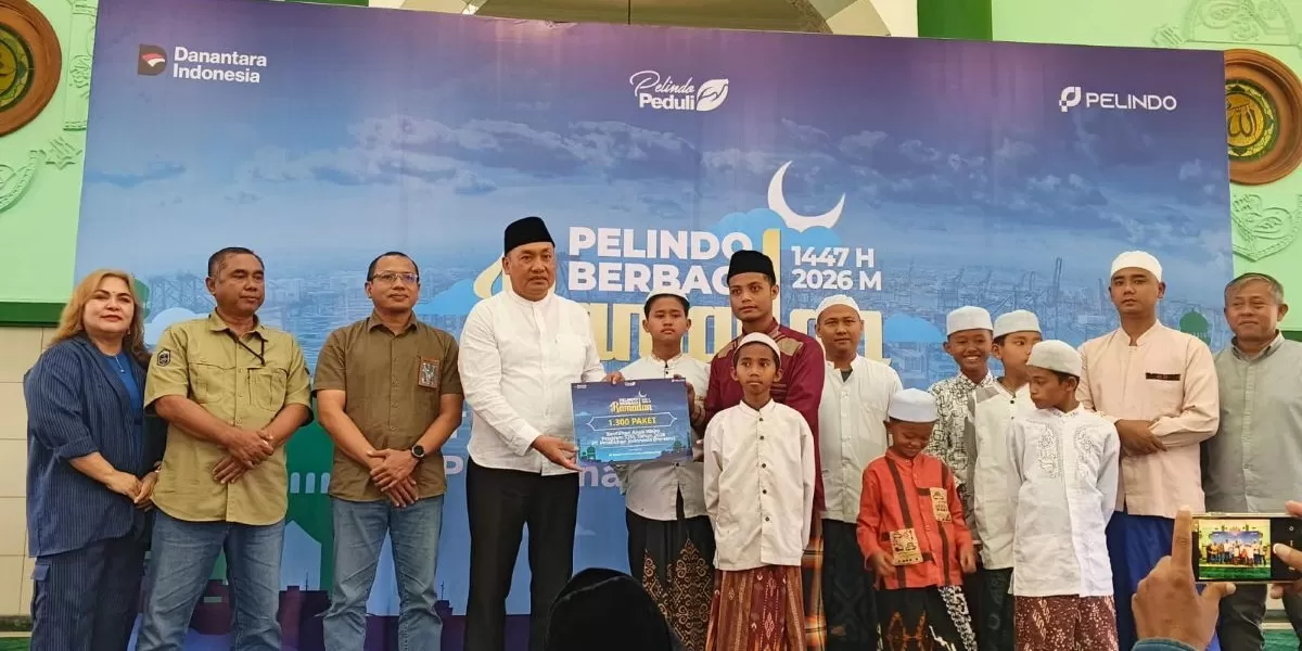 PT Pelindo Tanjung Emas Bagikan Ribuan Paket Sembako dan Takjil untuk Warga Sekitar Pelabuhan