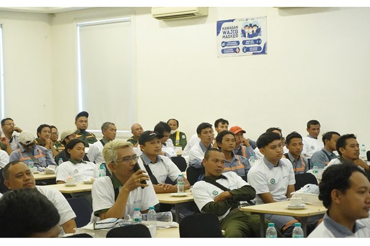 Tingkatkan Budaya K3, Pelindo Multi Terminal Gelar Sosialisasi Awareness K3 dan Bagikan APD kepada TKBM Pelabuhan Tanjung Perak