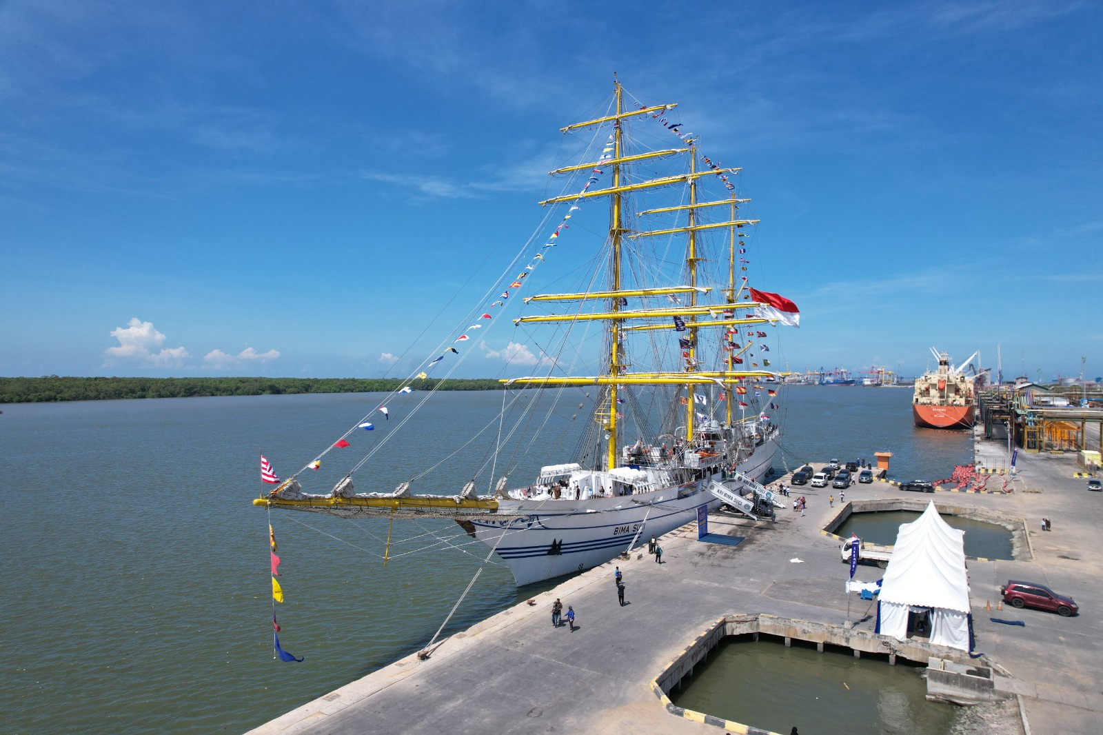 Perkuat Diplomasi Maritim, Kapal Legendaris KRI Bima Suci Sandar di Pelabuhan Belawan Sebelum Jelajahi Dunia