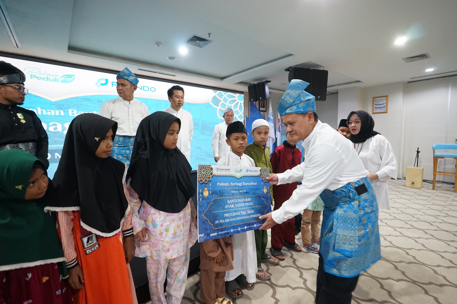 Pelindo Multi Terminal Bagikan Ribuan Takjil-Santunan untuk Anak Yatim