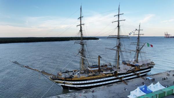 Perdana ke Indonesia, Kapal Layar Amerigo Vespucci Italia Sandar di Pelabuhan Belawan