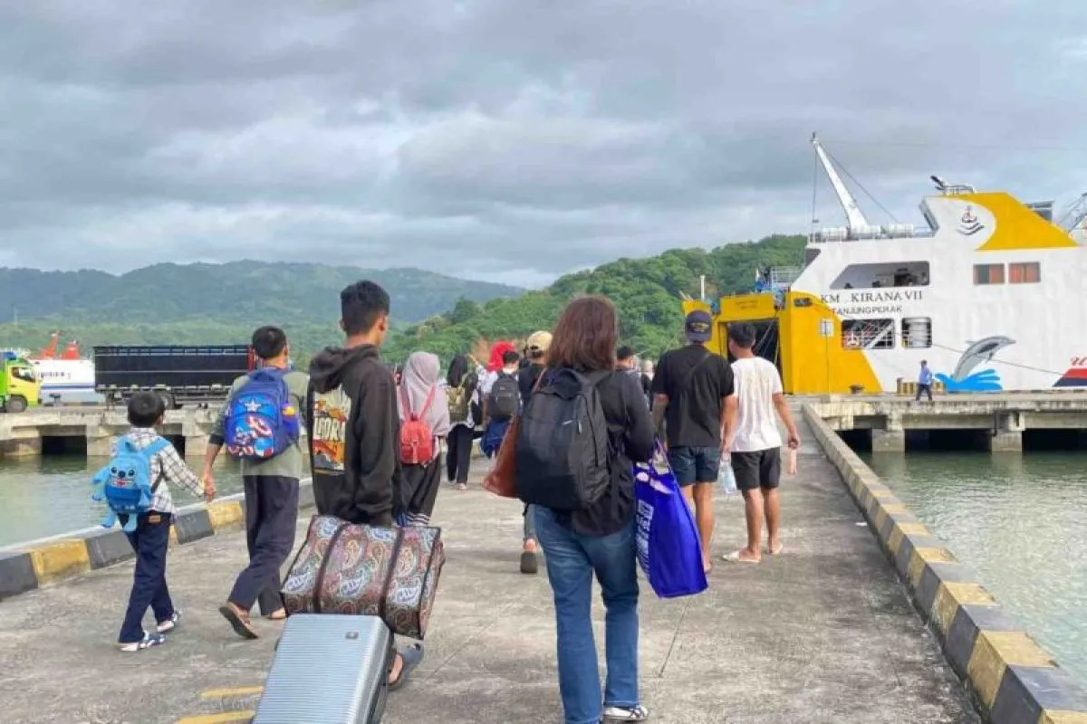 Arus penumpang selama Nataru 2025-2026 di Pelabuhan Lembar terkendali