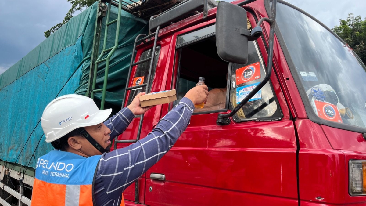 Pelindo Tanjung Wangi Bagikan 7.800 Takjil untuk Pengguna Jasa dan Warga Sekitar Pelabuhan