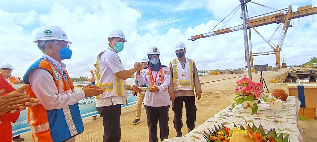 Selesai Dikeruk, Pelabuhan Bagendang Mulai Dioperasikan SPMT