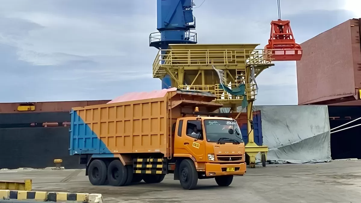 Aktivitas Bongkar Muat Pupuk di Pelabuhan Tanjung Wangi Meningkat pada Oktober 2025