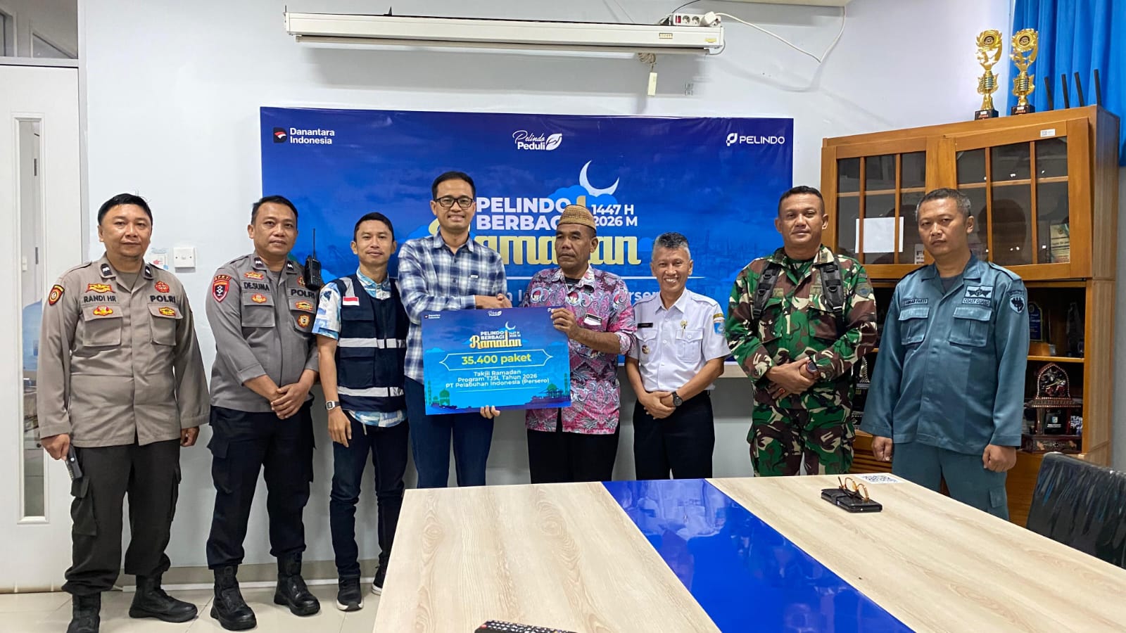 Pelindo salurkan bantuan sembako kepada warga sekitar Pelabuhan Lembar Lombok